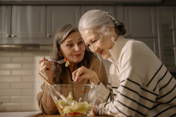 Έρευνα: Η υγιεινή διατροφή μπορεί να επιβραδύνει κατά 90% την άνοια στους ηλικιωμένους