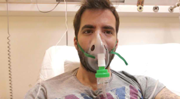 O Δημήτρης Κοντοπίδης κατά την διάρκεια μιας νοσηλείας του σε νοσοκομείο