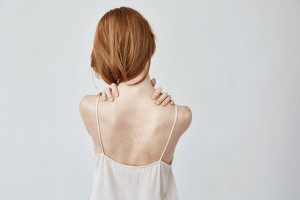 Ευθειασμός αυχένα: Ένα πρόβλημα που αφορά σχεδόν 4 στους 10 - Γιατί η άσκηση είναι το φάρμακο