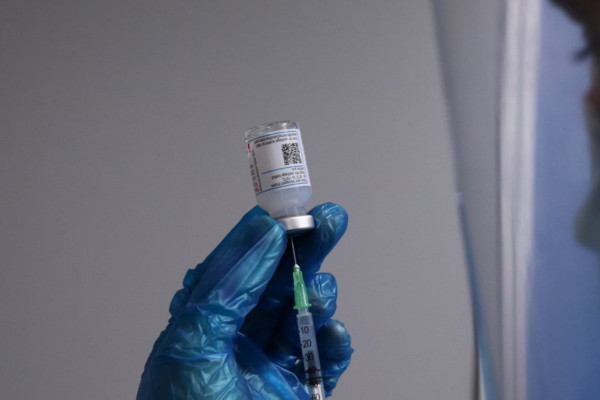 Moderna: Το υποψήφιο ενισχυτικό εμβόλιο κατά της Όμικρον αύξησε κατακόρυφα την προστασία