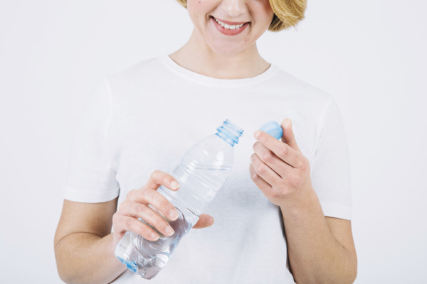 Πλαστικό μπουκάλι: Κάνει να το ξαναγεμίζετε με νερό; Ειδικοί απαντούν
