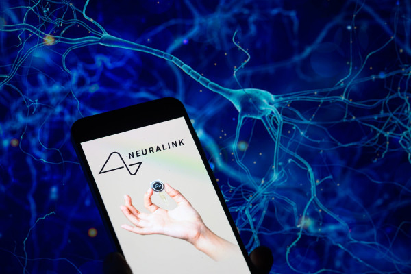 Η Neuralink του Elon Musk σχεδιάζει δοκιμή εγκεφαλικού εμφυτεύματος για διαταραχές της ομιλίας