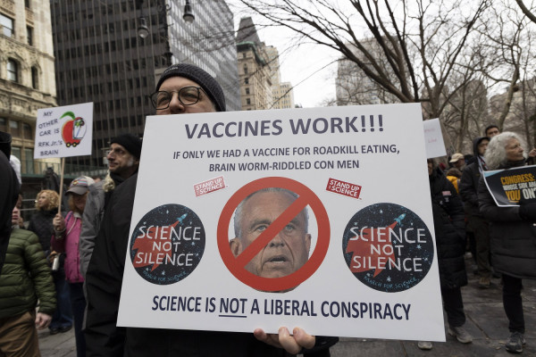 Μπλόκο από ομοσπονδιακό δικαστή στην αναδιοργάνωση της εμβολιαστικής πολιτικής Τραμπ