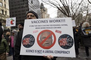 Μπλόκο από ομοσπονδιακό δικαστή στην αναδιοργάνωση της εμβολιαστικής πολιτικής με σφραγίδα Τραμπ