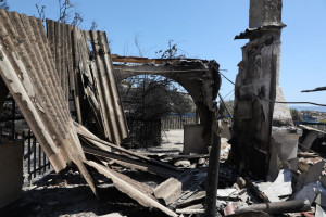 Νοσηλευτές, κοινωνικοί λειτουργοί και ψυχολόγοι στις πυρόπληκτες περιοχές της Σαλαμίνας