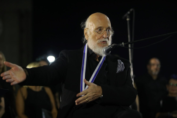 Πέθανε ο Διονύσης Σαββόπουλος - Θρηνεί η Ελλάδα για τον αγαπημένο «Νιόνιο»