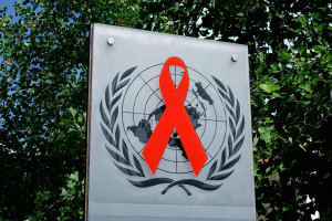 AIDS: Οι περικοπές της διεθνούς βοήθειας από τις ΗΠΑ απειλούν να γυρίσουν τον κόσμο 20 χρόνια πίσω