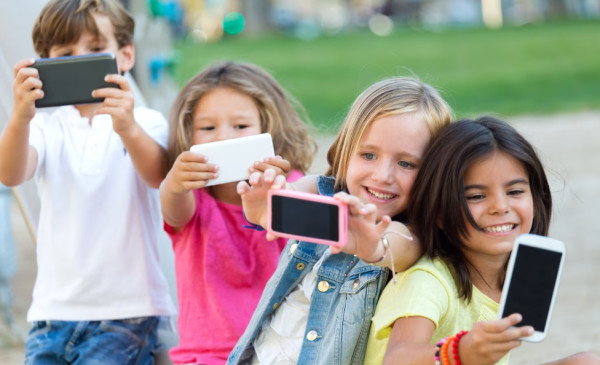 «Καμπανάκι» για τα social media: «Μπορεί να είναι βλαβερά για τον ψυχισμό των παιδιών» προειδοποιεί ο αρχίατρος των ΗΠΑ