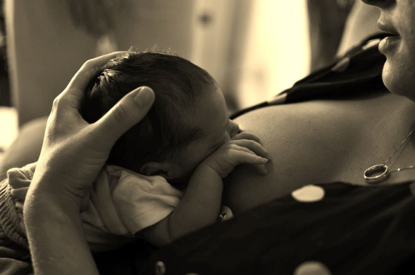 Ο μητρικός θηλασμός λειτουργεί ευεργετικά και για τα οικονομικά των συστημάτων υγείας