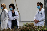 Μία γροθιά οι υγειονομικοί: Νοσηλεύτριες στη Θεσσαλονίκη από όλη την Ελλάδα