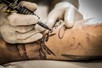 Σκέψου καλά προτού «χτυπήσεις» τατουάζ, η Κομισιόν εντόπισε χημικά στα μελάνια τους και θέτει νέα...όρια και ρυθμίσεις