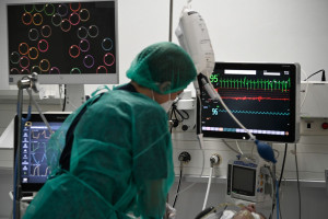 ΕΟΔΥ: Δύο νέοι θάνατοι από κορονοϊό και ένα σοβαρό κρούσμα γρίπης σε ΜΕΘ