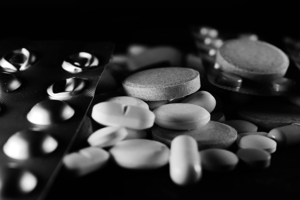 Σε «τεντωμένο σκοινί» οι σχέσεις κυβέρνησης – φαρμακευτικών εταιρειών, εντείνοντας την ανησυχία για το μέλλον της πρόσβασης σε θεραπείες