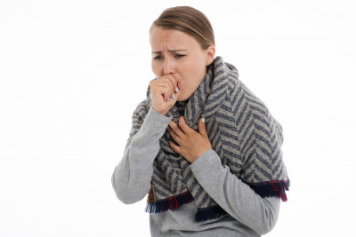 Μπούκωμα, συνάχι και ξηρός λαιμός: Έτσι θα ανακουφιστείτε από τα ενοχλητικά συμπτώματα