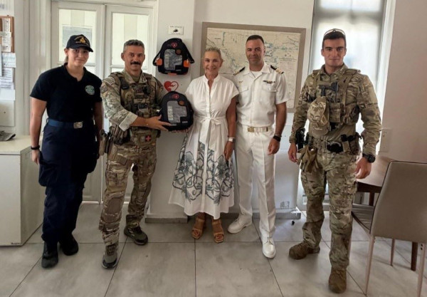 Tο Ίδρυμα ΑΜΚΕ ΚΛΕΩΝ ΤΣΕΤΗΣ δώρισε δύο απινιδωτές στο Λιμεναρχείο Μυκόνου