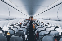 Οι κενές θέσεις ανάμεσα σε επιβάτες αεροπλάνων μειώνουν τη διασπορά του κορονοϊού