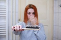 Ο κορονοϊός συνδέεται με απώλεια μαλλιών ασθενών και όχι μόνο