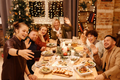Γιορτινά τραπέζια: 4+1 τρόποι για να μην πάρετε ούτε γραμμάριο στις γιορτές