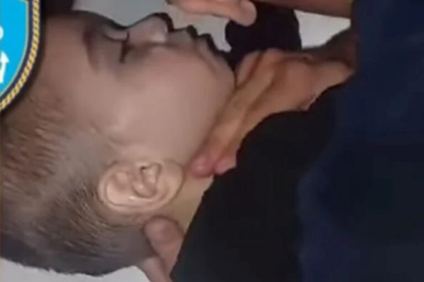 Λιμενικοί σώζουν μωράκι κάνοντάς του ΚΑΡΠΑ - Συγκλονιστικό βίντεο από τη Σάμο