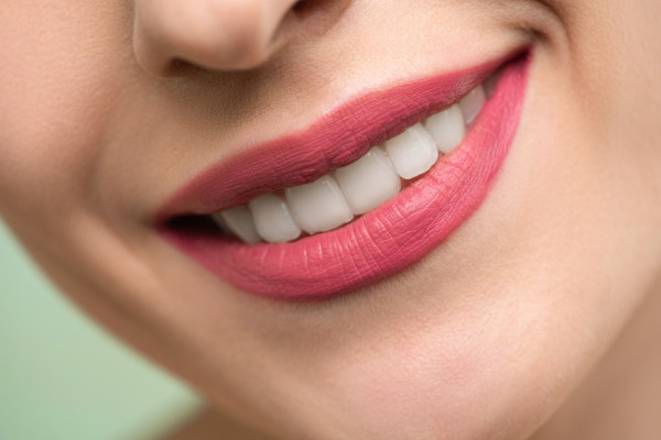 Σύγχρονες μέθοδοι Αισθητικής Οδοντιατρικής: Λαμπερό και συμμετρικό χαμόγελο σε 1 μόνο ραντεβού