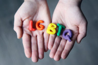 Καταγγελίες για σχολικό εγχειρίδιο που στιγματίζει τους ομοφυλόφιλους για τη διάδοση των ΣΜΝ