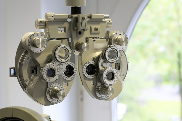 Μήνυση από τον ΙΣΑ για οφθαλμολογικές εξετάσεις που γίνονται από καταστήματα οπτικών ειδών