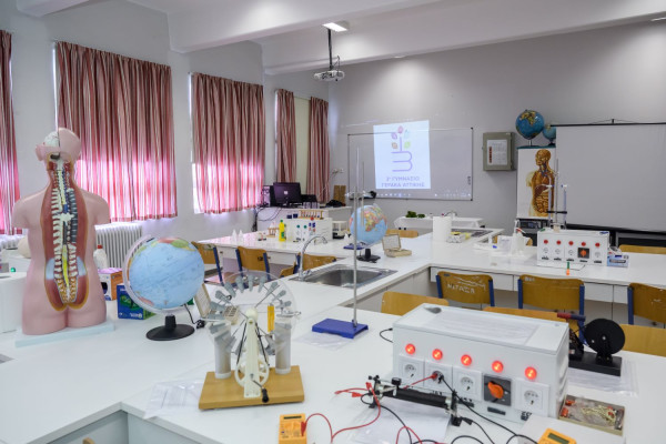 Η Pharmathen εξόπλισε πλήρως το νέο επιστημονικό εργαστήριο του 3ου Γυμνασίου Γέρακα