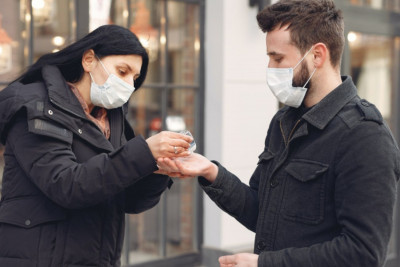 Μάσκα και ακμή: 5 τρόποι να την αποφύγετε