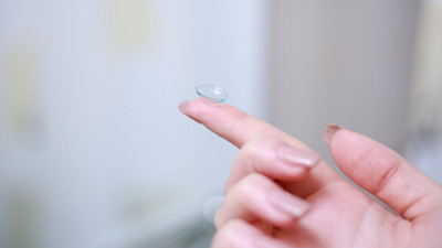 Ο FDA εγκρίνει φακούς επαφής με αντισταμινικό που ανακουφίζουν από αλλεργίες