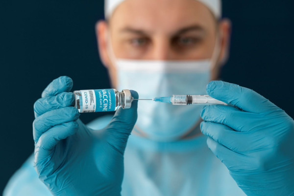 Νέα μελέτη: Καρκινοπαθείς που έλαβαν εμβόλια mRNA κατά της COVID-19 ζουν περισσότερο