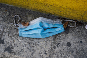 Χειροπέδες σε δύο αλλοδαπούς για τεράστιες ποσότητες μαϊμού ιατρικών μασκών και test covid