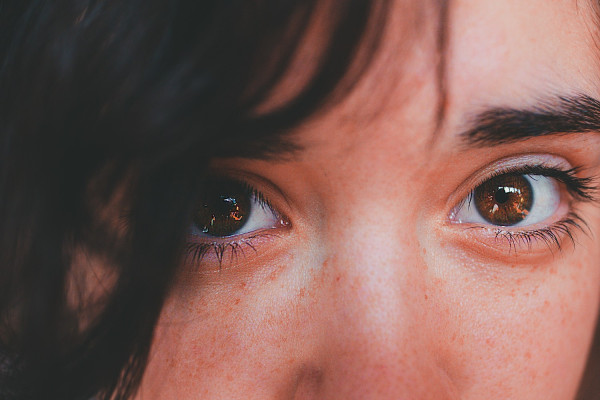 Νέα έρευνα: Ο κορονοϊός «απειλεί» εκτός από τους πνεύμονες και τα μάτια σας