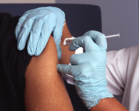 Στα «χαρακώματα» φαρμακοποιοί και γιατροί για τα εμβόλια γρίπης: «Υποκριτική και επικίνδυνη η στάση του ΙΣΑ», λέει ο ΠΦΣ