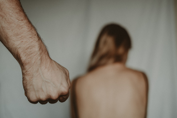 Αυξημένος ο κίνδυνος εμφράγματος σε γυναίκες που έχουν βιώσει κακοποίηση
