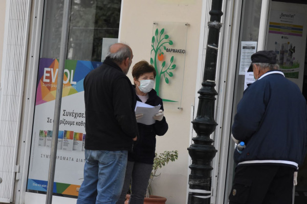 Θεσσαλονίκη: Ουρές στα φαρμακεία για μάσκες, self tests και αντιϊκά φάρμακα