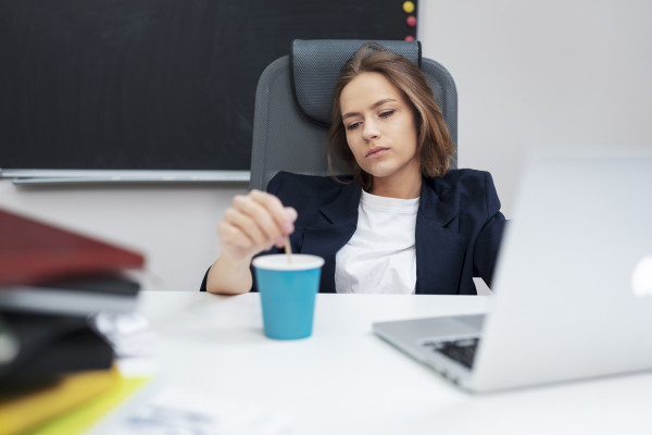 Σάς τρομάζει η επιστροφή στη δουλειά; Πώς να κάνετε την προσαρμογή πιο ομαλή