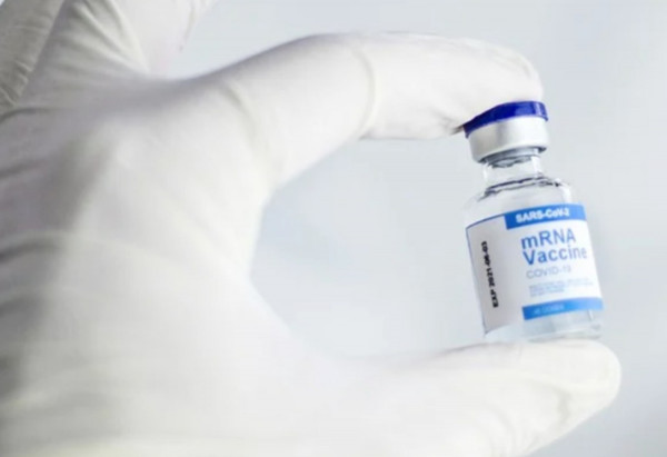 Moderna: Εμβολιάστηκε ο πρώτος εθελοντής με το προσαρμοσμένο στην Όμικρον εμβόλιο