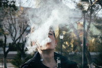 Το άτμισμα μαριχουάνας είναι πιο επικίνδυνο από το κάπνισμα και το ηλεκτρονικό τσιγάρο