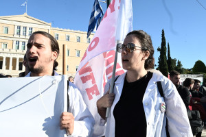 ΟΕΝΓΕ: Να καταργηθεί άμεσα η άμισθη ειδικότητα για τους νέους γιατρούς