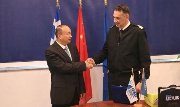 Η ΟΛΠ Α.Ε. δώρισε επτά φορητούς απινιδωτές στο Λιμενικό Σώμα