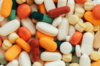 Στη «μέγγενη» της διαπραγμάτευσης οι σχέσεις Υπουργείου και Φαρμακοβιομηχανίας: Νέα μέτρα ετοιμάζει ο Πλεύρης