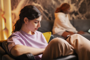 Ιταλία: Σχεδόν το 42% των εφήβων έχουν στραφεί στην AI για... παρηγοριά