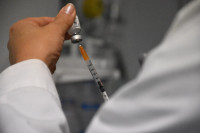 Ο εμβολιασμός στο Ισραήλ μείωσε τα κρούσματα COVID σχεδόν στο μισό στους ηλικιωμένους