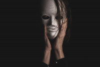 Τα πέντε σημάδια που προδίδουν αυτόν που κρύβει τα συναισθήματά του πίσω από μια μάσκα