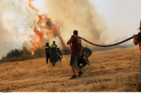 Φωτιές Ελλάδα: Ένας νεκρός και 40 πολίτες με εγκαύματα και αναπνευστικά προβλήματα