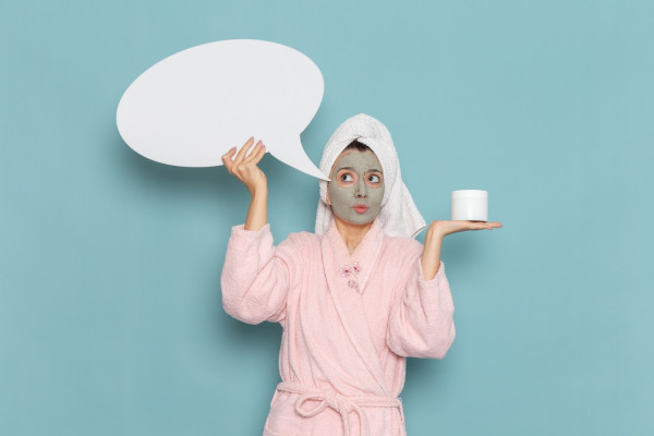 Skincare layering: Ο σωστός τρόπος να εφαρμόζετε τα προϊόντα περιποίησης χωρίς να πονοκεφαλιάζετε