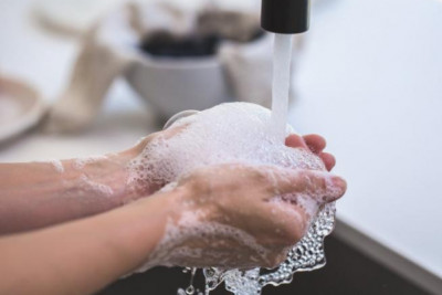 Χέρια: Πώς να αντιμετωπίσετε την ξηροδερμία από το σαπούνισμα και τα απολυμαντικά