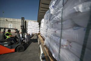 Γάζα: Με το σταγονόμετρο η ανθρωπιστική βοήθεια - Αλεύρι, βρεφικές τροφές και ιατρικό υλικό στους πιο ευάλωτους