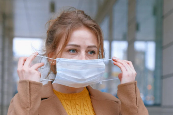 Η υγρασία από τις μάσκες προσώπου μπορεί να μετριάζει τη σοβαρότητα της λοίμωξης COVID-19