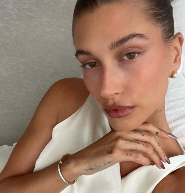 Η Hailey Bieber εμφάνισε κύστη ωοθήκης σε μέγεθος «μήλου»: Από τι προκαλείται, τι πρέπει να προσέχετε και πως αντιμετωπίζεται